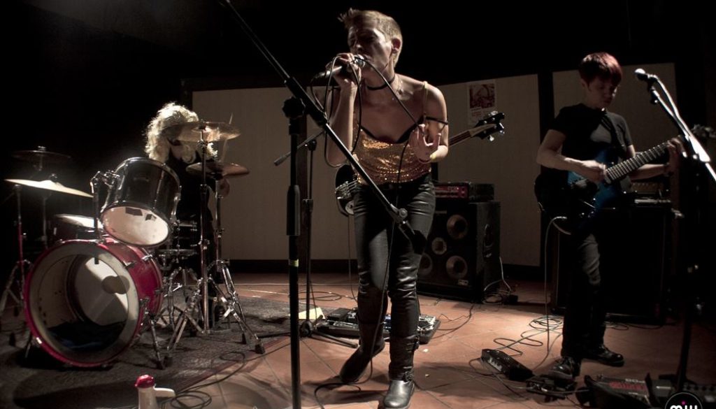 dogs-dont-like-techno-ragazze-rock